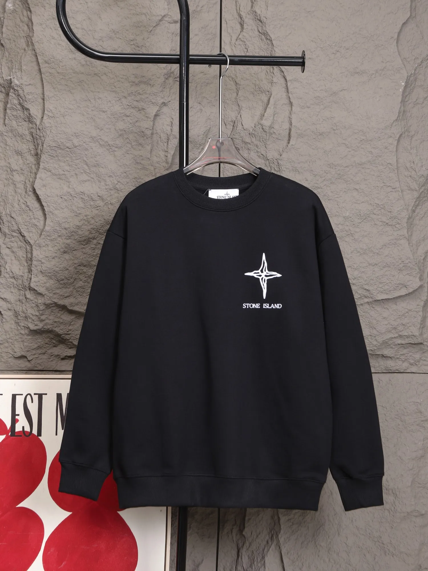 🅿️270 High-quality classic Stone Island round-neck sweatshirt, model number B04 *Made of 450 custom-woven and dyed high-gram weight tripe pure cotton sweatshirt fabric. The fabric feels thick and has a certain sense of self-weight. The bottom has a dense and rough terry texture, which is close to the skin and has excellent warmth retention. You will not feel any discomfort at all! *The color of the stone island pattern on the front chest is clear, and a special stone island is added on the back panel. The pattern lines are smooth and smooth and will not fall off or deform when washed. *This design is based on classics and simply and clearly shows the brand's high luxury. Same style for men and women 𝐂𝐎𝐋𝐎𝐔𝐑: black, white 𝐒𝐈𝐙𝐄: S- xl